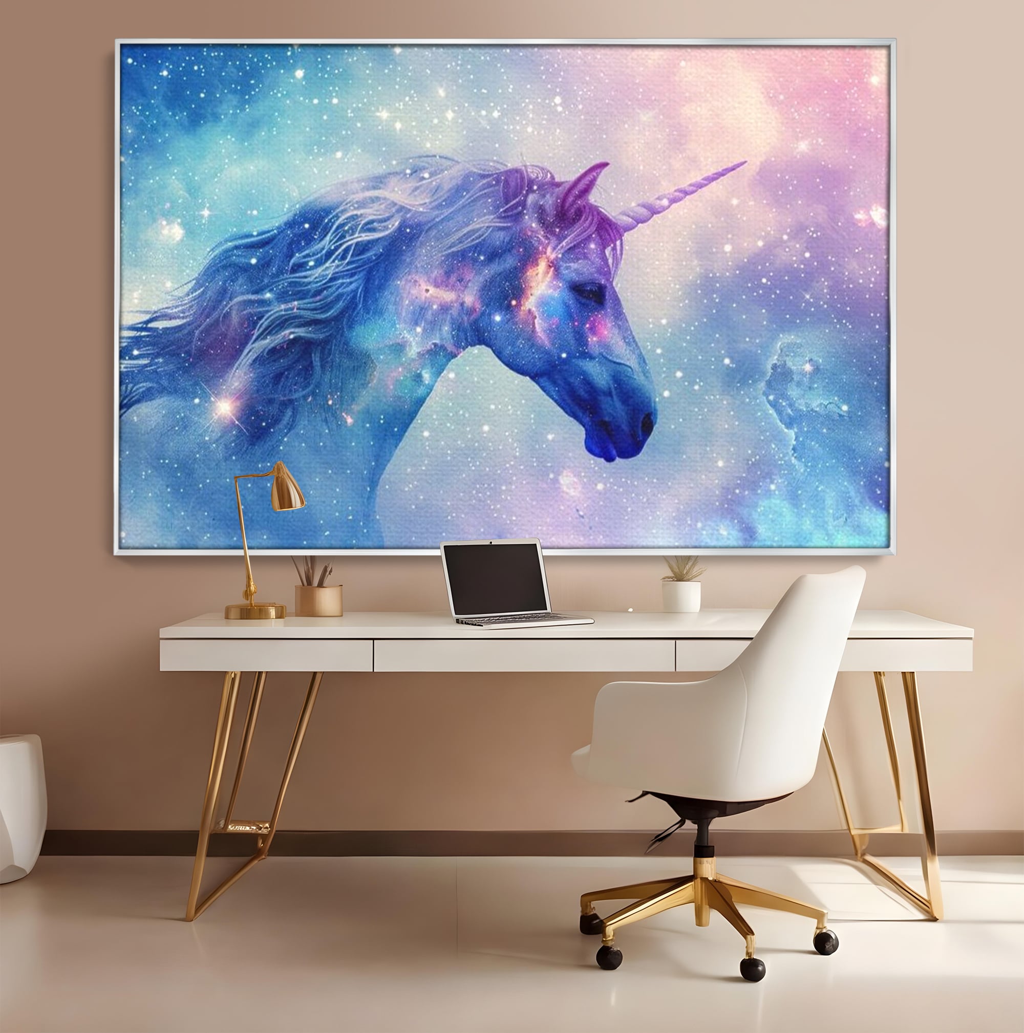 Tablou canvas cu tablou canvas cu unicorn cosmic in galaxie, in rama de aluminiu argintiu, pe perete intr-un birou
